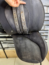 Load image into Gallery viewer, 17” Wide/Changeable Gullet Wintec 2000 GP Saddle - Black