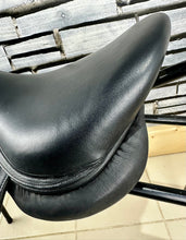 Load image into Gallery viewer, 17 1/2” MW Voltaire Lexington Monoflap Jump Saddle - Black