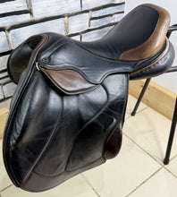 Load image into Gallery viewer, 17” XW Silhouette Dual/Double Flap Jump Saddle - Black/Brown
