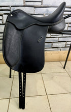 Load image into Gallery viewer, 17” M/Changeable Gullet Wintec 500 Dressage Saddle - Black