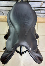 Load image into Gallery viewer, 17 1/2” MW Devoucoux Chiberta O Jump Saddle - Brown