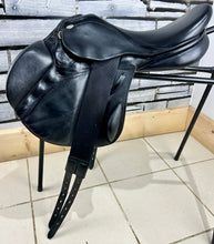 Load image into Gallery viewer, 16 1/2” Wide  Kentaur Eventer I Monoflap Jump/XC Saddle - Black