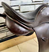 Load image into Gallery viewer, 17” Wide Farrington/Shires GP Saddle - Brown