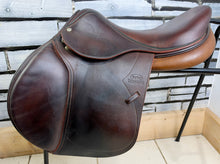 Load image into Gallery viewer, 17 1/2” Medium-MW Devoucoux Biarritz Double Flap Jump Saddle - Brown/Tan