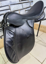 Load image into Gallery viewer, 17 1/2” XW M&amp;J Saddlery English GP Cob Saddle - Black