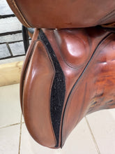 Load image into Gallery viewer, 17 1/2” XW-XXW Frank Baines Balance Zenith Jump Saddle - Tan