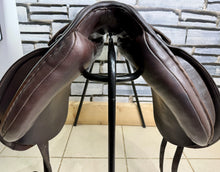 Load image into Gallery viewer, 17” MW Spalding Britannica Cadence Dressage Saddle - Brown