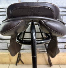 Load image into Gallery viewer, 17 1/2” Medium Silhouette MonoFlap Jump Saddle - Brown