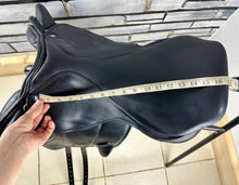 Load image into Gallery viewer, 17” Wide Silhouette Monoflap Jump/XC Saddle - Black