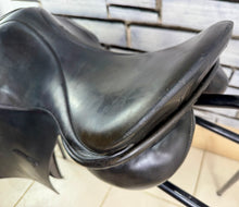 Load image into Gallery viewer, 18” Wide Jeffries Falcon Hawk Event Saddle - Black