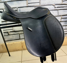 Load image into Gallery viewer, 17” 3XW/Changeable Gullet Wintec Wide Cob GP Saddle - Black
