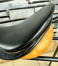 Load image into Gallery viewer, 18” MW (Fit 31) Stubben Siegfried Extra GP/Jump Saddle - Black/Tan