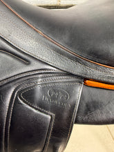 Load image into Gallery viewer, 17 1/2” Medium-MW Devoucoux Chiberta Lab Monoflap Jump Saddle - Black/Orange