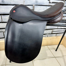 Load image into Gallery viewer, 16 1/2” Wide Kings Saddlery Show/WH Saddle - Brown