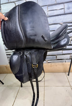 Load image into Gallery viewer, 17 1/2” Wide-XW/Changeable Gullet Kent &amp; Masters Dressage Saddle - Black