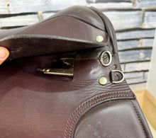 Load image into Gallery viewer, 17 1/2” XW English VSD/GP/WH Saddle - Brown