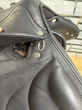 Load image into Gallery viewer, 16 1/2” MW Antares Connexion Monoflap Pony Jump Saddle - Black - Medium Wide