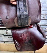 Load image into Gallery viewer, 17” Medium Prestige/John Whitaker Jump Saddle - Burgundy