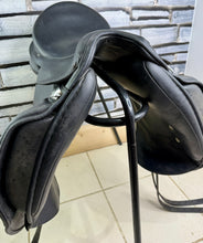 Load image into Gallery viewer, 17 1/2” Medium Albion Platinum Ultima Genesis Dressage Saddle - Black