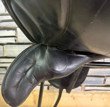 Load image into Gallery viewer, 17 1/2” W-XW Changeable Gullet Kent &amp; Masters Monoflap Jump Saddle - Black