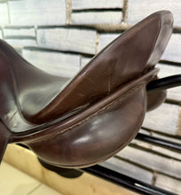 Load image into Gallery viewer, 17” Medium Kings Saddley VSD Saddle - Brown