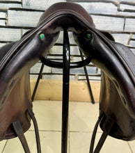 Load image into Gallery viewer, 17” MW Amerigo Vega Monoflap Jump Saddle - Brown