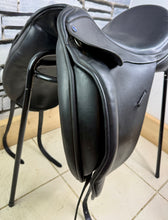 Load image into Gallery viewer, 17 1/2” Wide Ideal/Batchelors Suzannah Dressage Saddle - Black