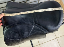 Load image into Gallery viewer, 17” Original Heather Moffat Nursey Fhoenix VSD/Dressage Saddle - Black