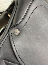 Load image into Gallery viewer, 16 1/2” MW Antares Connexion Monoflap Pony Jump Saddle - Black - Medium Wide