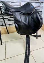Load image into Gallery viewer, 17” MW Southern Stars Monoflap Jump Saddle - Black