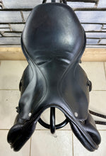 Load image into Gallery viewer, 17” Medium - MW Equipe Synergy Monoflap Jump Saddle - Black
