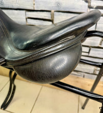Load image into Gallery viewer, 18” MW Albion Kontact Monoflap Jump Saddle - Black - Moveable Blocks