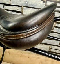 Load image into Gallery viewer, 17” Medium - MW Equipe Synergy Monoflap Jump Saddle - Black