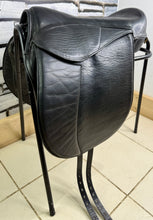 Load image into Gallery viewer, 17” Original Heather Moffat Nursey Fhoenix VSD/Dressage Saddle - Black