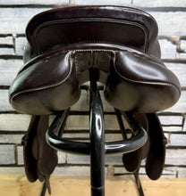 Load image into Gallery viewer, 17 1/2” Medium Albion Kontrol Forward Flap Jump Saddle - Brown