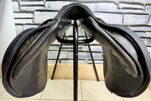 Load image into Gallery viewer, 17 1/2” Medium Henri De Rivel Jump Saddle - Black