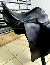 Load image into Gallery viewer, 17” MW Harry Dabbs True Brit Dressage Saddle - Black