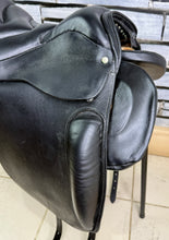 Load image into Gallery viewer, 17” Wide Trapezius Panel Long Strap Saddle - Black