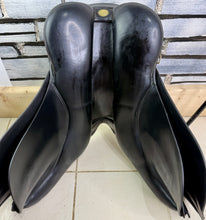 Load image into Gallery viewer, 17 1/2” Medium/Changeable Gullet Bates Caprilli GP Saddle - Black