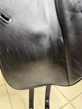 Load image into Gallery viewer, 17 1/2” Wide Penwood Close Contact Dressage Saddle - Black