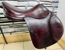 Load image into Gallery viewer, 17” Medium Prestige/John Whitaker Jump Saddle - Burgundy