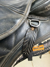 Load image into Gallery viewer, Size 2 Barefoot Cheyenne Treeless Leather GP Saddle - with Pads &amp; Girth - Black - Cob