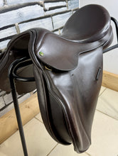 Load image into Gallery viewer, 17” Wide Crown/Ideal 1350 GP Saddle - Brown - Big Blocks - English Leather