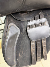 Load image into Gallery viewer, 17” Wide  HiLite Elite Cob Flexi GP Saddle - Black - Extra Wide