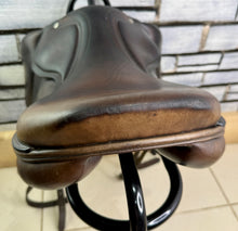 Load image into Gallery viewer, 17” +1.5 (MW) Amerigo Vega Monoflap Jump Saddle - Brown