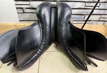 Load image into Gallery viewer, 18 1/2” Medium Hayes GP/Jump Gents English Hunting Saddle - Black