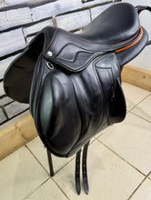 Load image into Gallery viewer, 17 1/2” Medium-MW Devoucoux Chiberta Lab Monoflap Jump Saddle - Black/Orange
