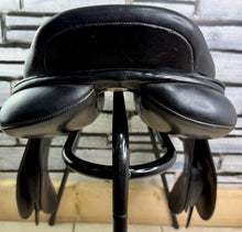 Load image into Gallery viewer, 17” Medium/Changeable Gullet Bates Caprilli Jump Saddle - Black