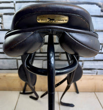 Load image into Gallery viewer, 17” MW Black Country Vinici Monoflap Jump Saddle - Brown - Flocked Close Contact
