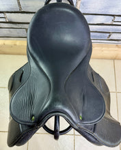 Load image into Gallery viewer, 16 1/2” Medium Eclipse Leather &amp; Synthetic GP Saddle - Black